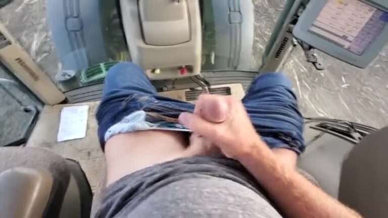 Day In The Tractor： Super Horny And Needed Relief