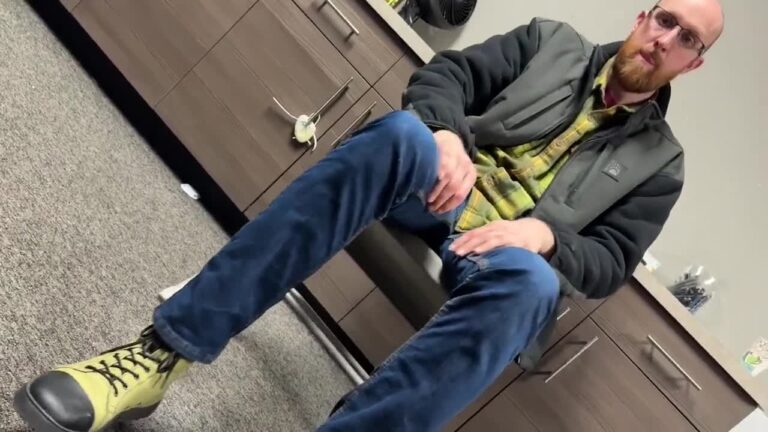 Roommate Manspreading Green Shoe Fetish